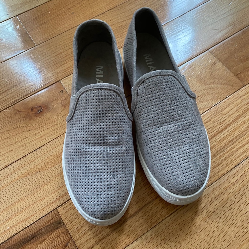 Size 7 Gray Mia shoes